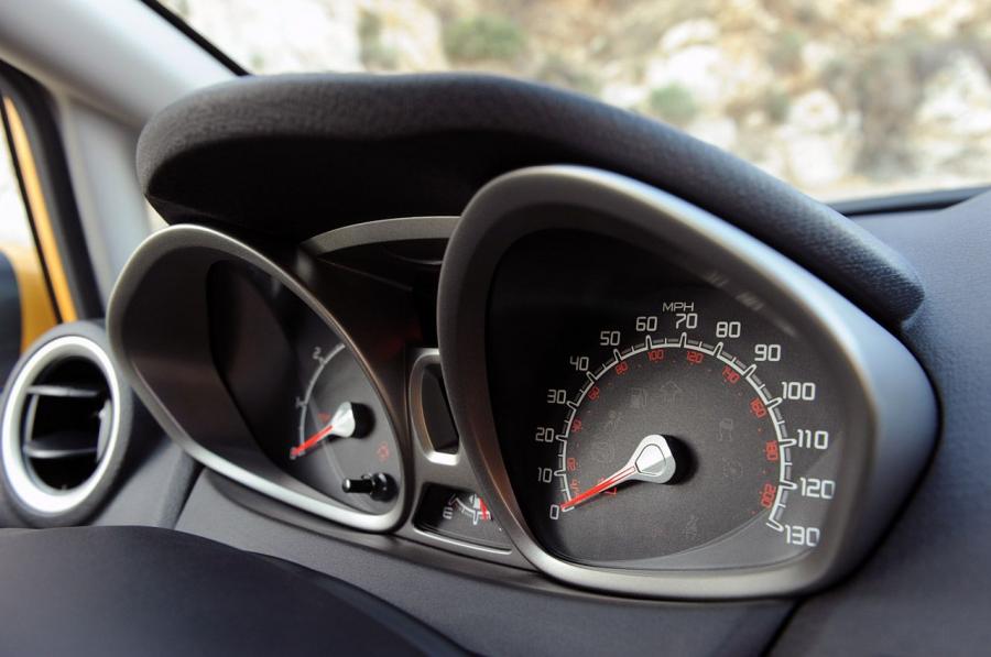 Ford Fiesta SES 2011 года  (фото 19 из 59)